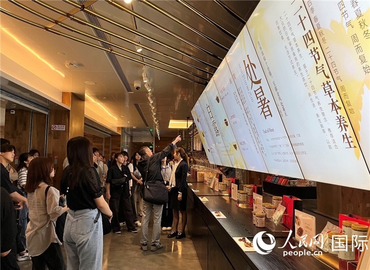 2. 日中友好協(xié)會青年代表團一行學習24節(jié)氣養(yǎng)生知識。（人民網記者陳思 攝）