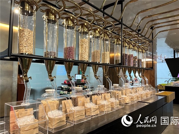 3.展示區(qū)展示的24節(jié)氣養(yǎng)生茶。（人民網記者陳思 攝）