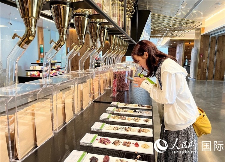 4. 代表團團員對新中式茶飲的食材充滿興趣。（人民網記者陳思 攝）