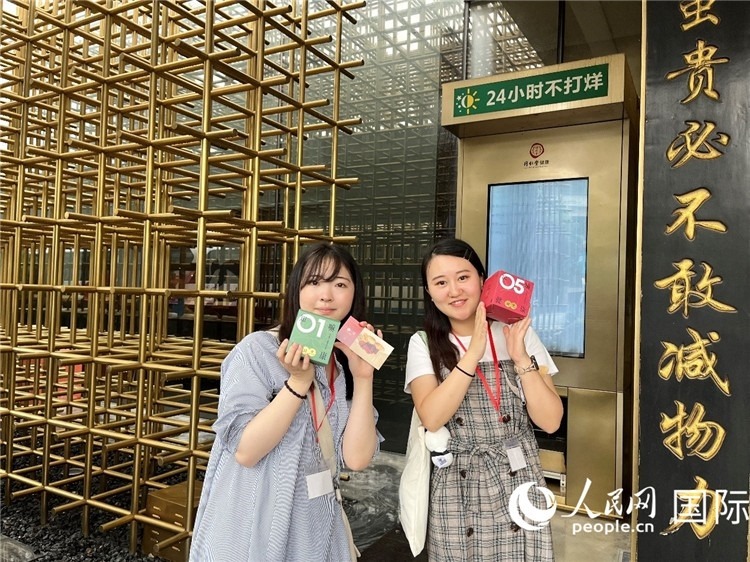 5. 代表團團員展示通過無人售藥機購買的盲盒。（人民網記者陳思 攝）