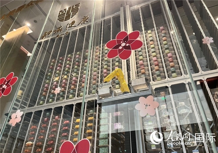 6. 機械臂正在取貨。（人民網記者陳思 攝）