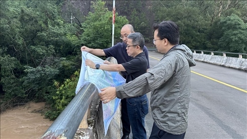 珠江委工作組在三河鎮(zhèn)三河大橋進行防洪工程調(diào)度工作。 水利部供圖