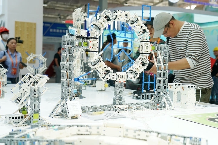 2024年9月11日，記者在服貿(mào)會首鋼園區(qū)教育服務(wù)館采訪。新華社記者 張晨霖 攝