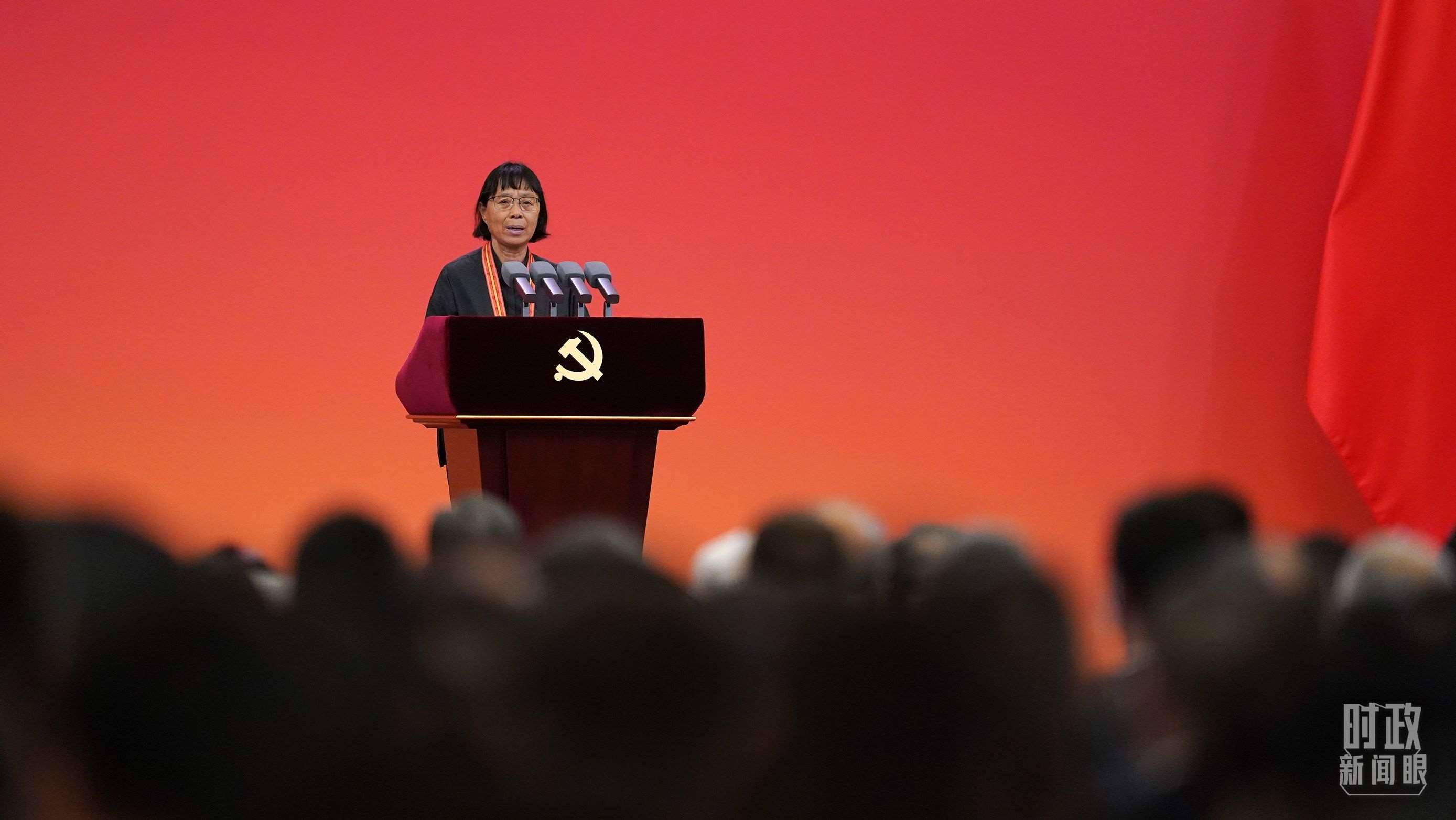  △2021年6月，幫助數(shù)千名貧困山區(qū)女孩圓夢大學(xué)的人民教師張桂梅，代表“七一勛章”獲得者發(fā)言。（總臺國廣記者李晉拍攝）