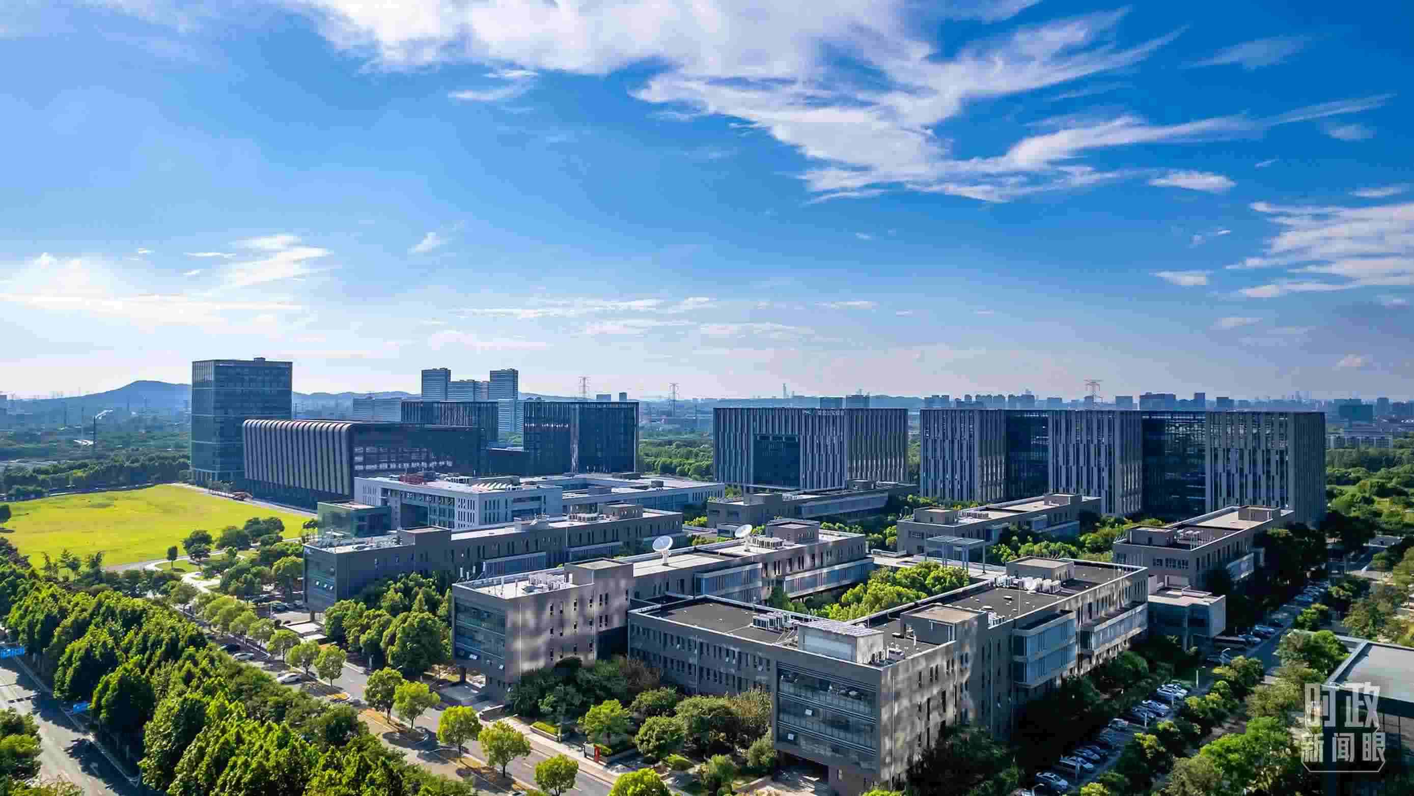  △2023年7月，習(xí)近平調(diào)研南京紫金山實驗室，強調(diào)要為實現(xiàn)高水平科技自立自強立下功勛。（圖/視覺中國）