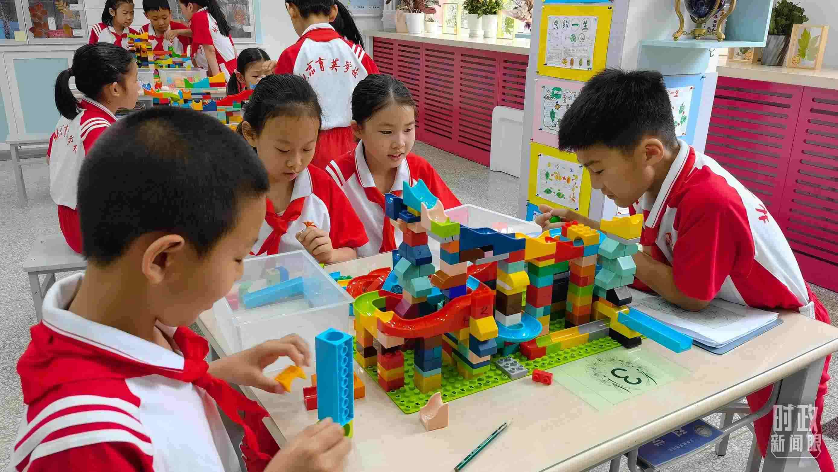  △這是北京育英學(xué)校的科學(xué)教室。2023年5月，習(xí)近平在這里調(diào)研時，希望同學(xué)們從小樹立“科技創(chuàng)新、強國有我”的志向。（總臺央視記者石丞拍攝）