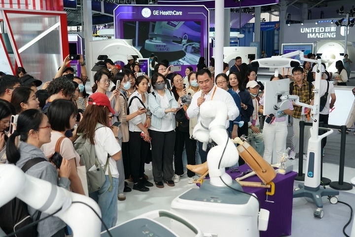 2024年9月11日，記者在服貿(mào)會首鋼園區(qū)健康衛(wèi)生服務(wù)館采訪。新華社記者 張晨霖 攝