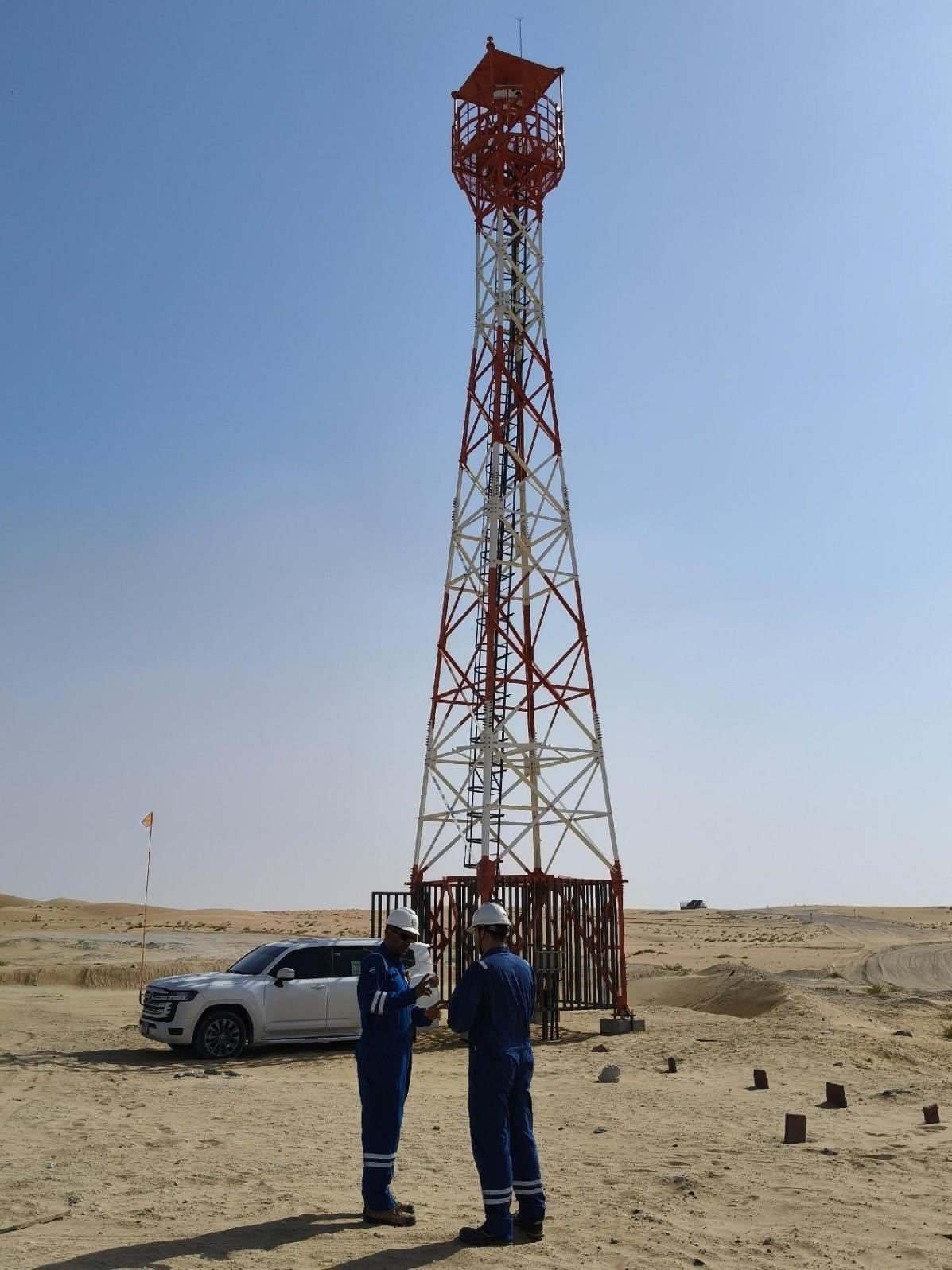 工作人員在調(diào)試紅外線氣體監(jiān)測及智能預警系統(tǒng)。振華石油供圖