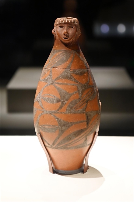 大地灣出土的人頭形器口彩陶瓶。新華社記者 范培珅 攝