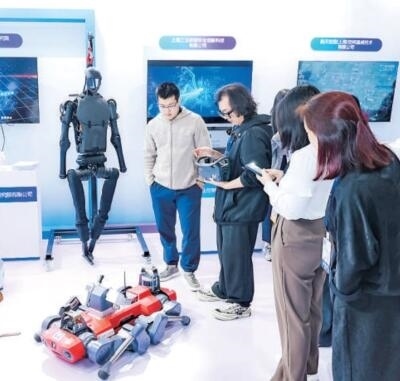 普陀區(qū)“中華武數(shù)”科創(chuàng)集市上，展位工作人員在向觀眾展示機(jī)器人。資料圖片