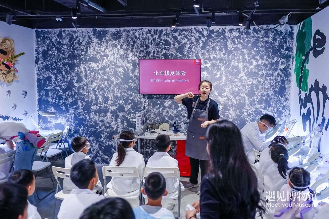 3. 小朋友們在“2億年的地球記憶——恐龍化石特展”體驗當“小小科學家”。遇見博物館供圖