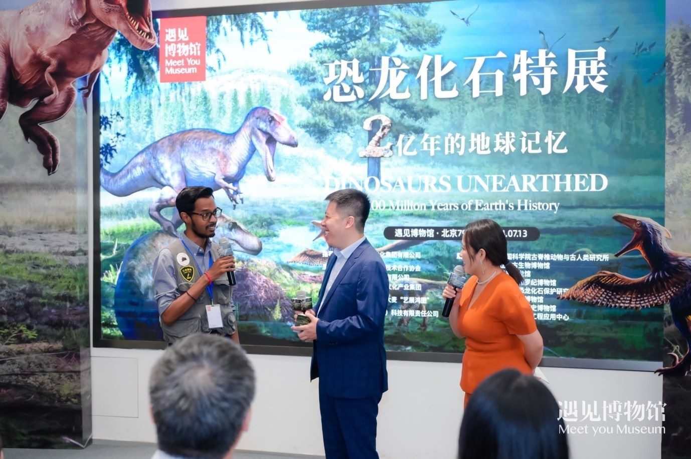 8. 中國科學院古脊椎動物與人類研究所特別研究助理保羅·拉米向游客介紹“2億年的地球記憶——恐龍化石特展”。遇見博物館供圖