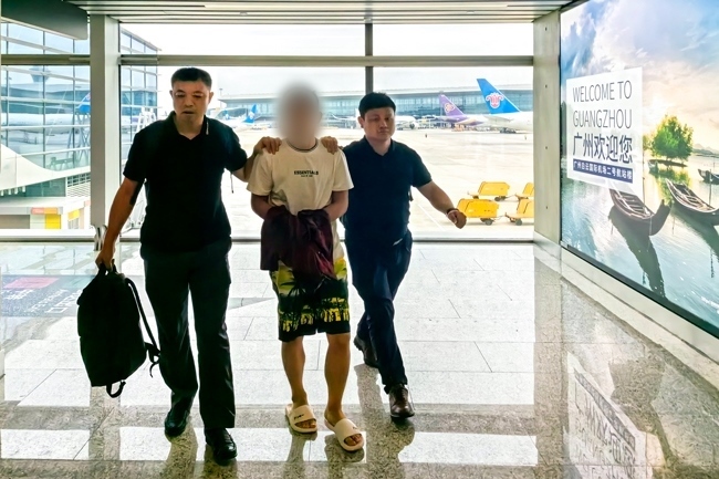一名潛逃柬埔寨的犯罪嫌疑人被押解回國(guó)。公安部供圖