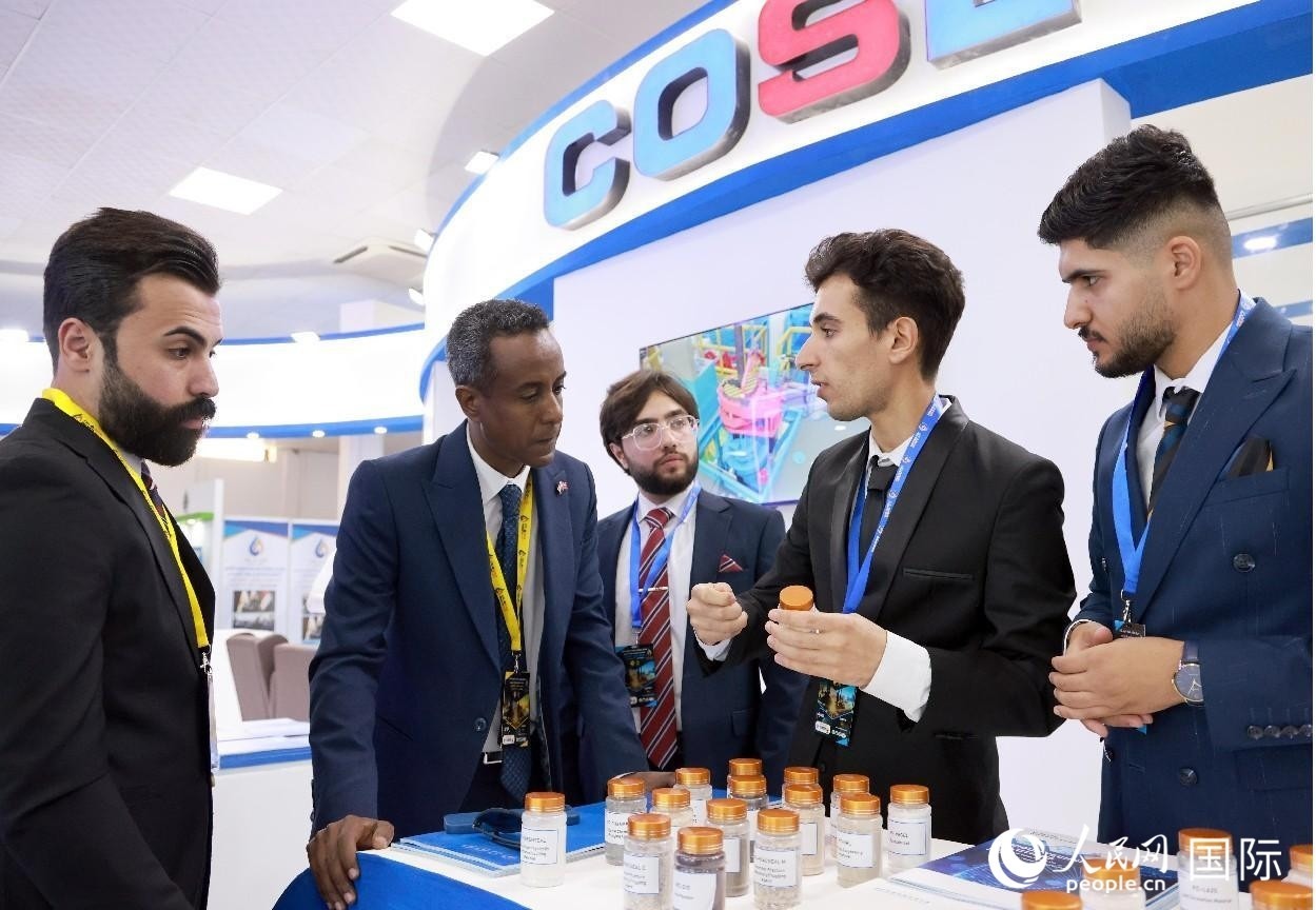 圖為中海油服工作人員在介紹產(chǎn)品。人民網(wǎng)記者 管克江攝