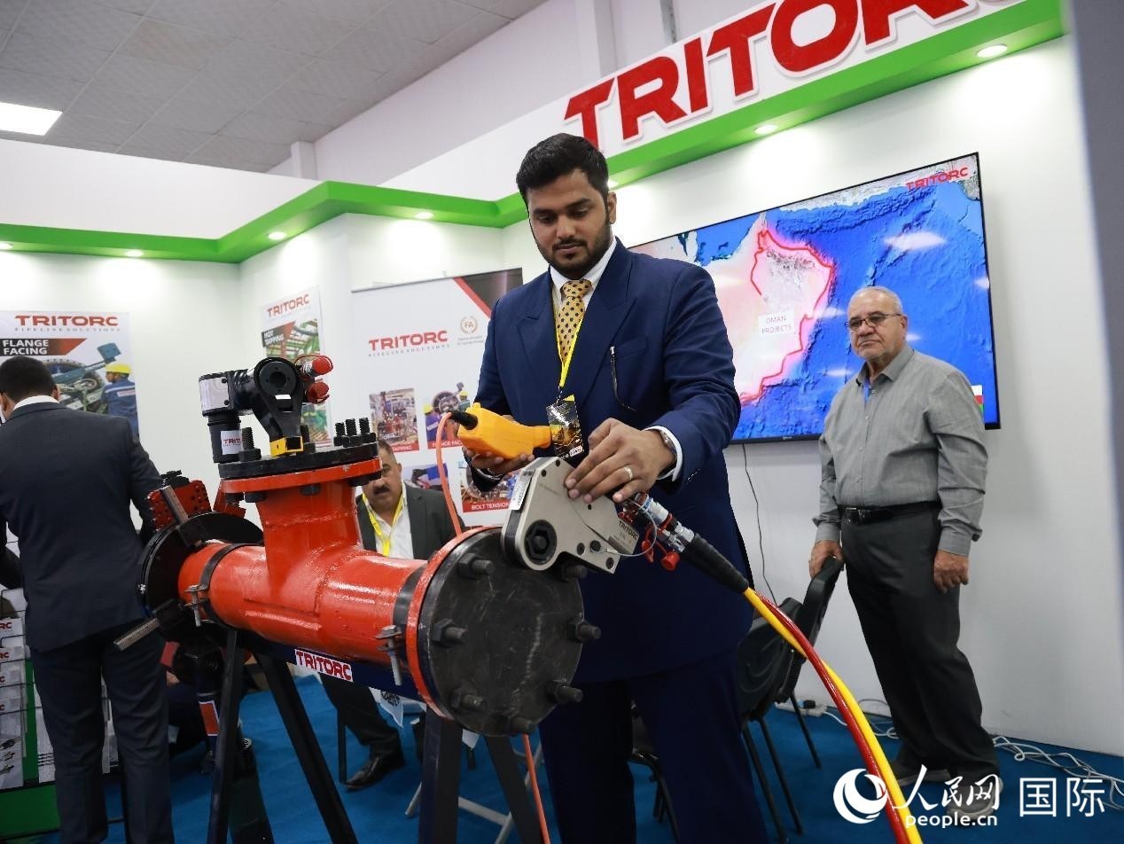 圖為一家油企工作人員在演示儀器操作。人民網(wǎng)記者管克江攝