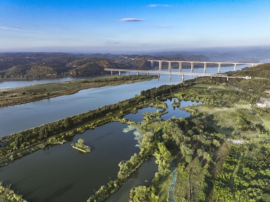 這是2023年8月28日在河南黃河濕地國家級自然保護區(qū)濟源段拍攝的景色（無人機照片）。新華社發(fā) 苗秋鬧 攝