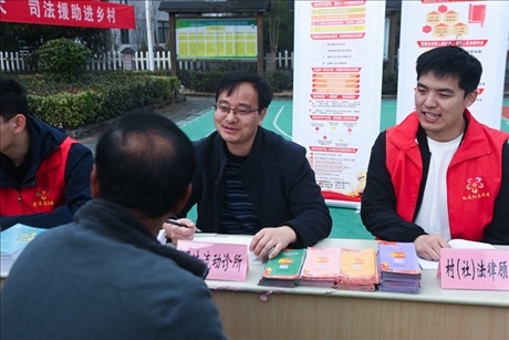 2022年11月9日，在杭州市臨安區(qū)太陽鎮(zhèn)上太陽村，臨安區(qū)太陽司法所所長方凱（右二）現(xiàn)場解答法律問題。 新華社記者 徐昱 攝