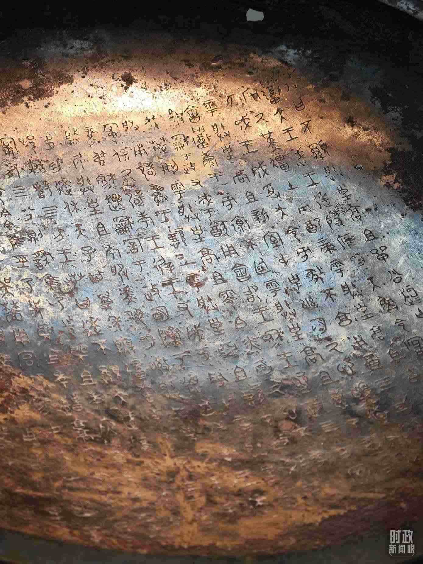 △ 寶雞青銅器博物院內(nèi)展陳——逨盤(pán)。（總臺(tái)央視記者丁欣、彭漢明拍攝）