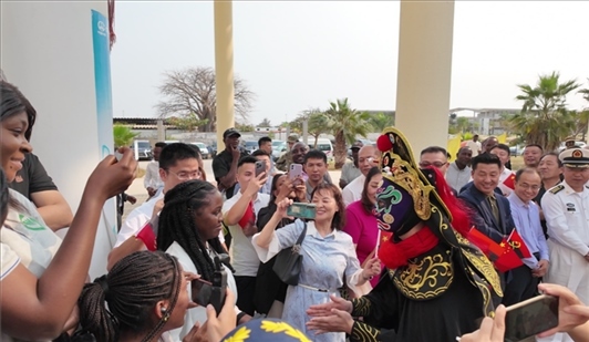 川劇變臉《蜀風妙韻》。內圖大學孔子學院供圖