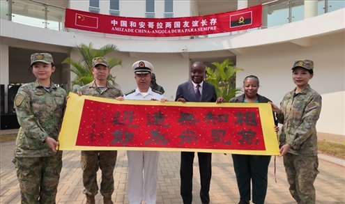 向內圖大學贈送書法作品。內圖大學孔子學院供圖