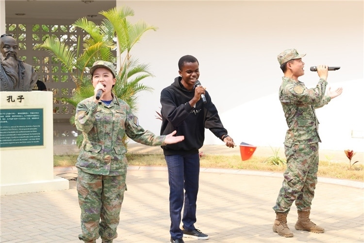 孔院學生與中國海軍官兵合唱《天地龍鱗》。內圖大學孔子學院供圖