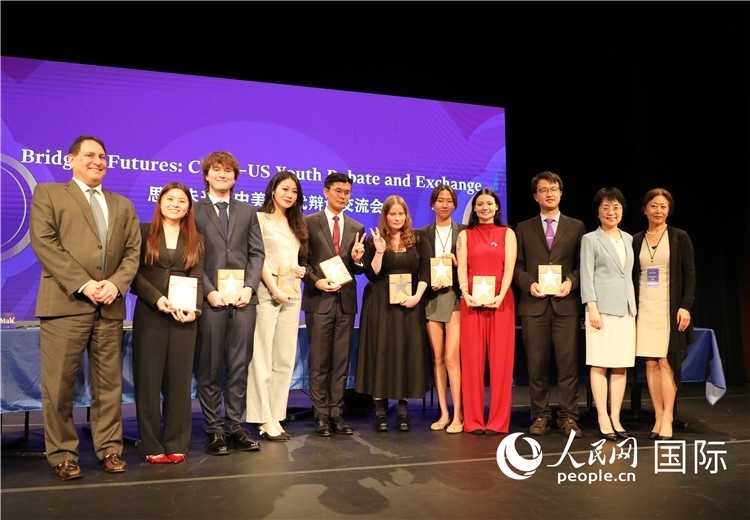 3、當(dāng)天還舉行了以“中美青年未來(lái)說(shuō)”為主題的中美“Z世代”辯論交流會(huì)。 人民網(wǎng)記者 李志偉攝