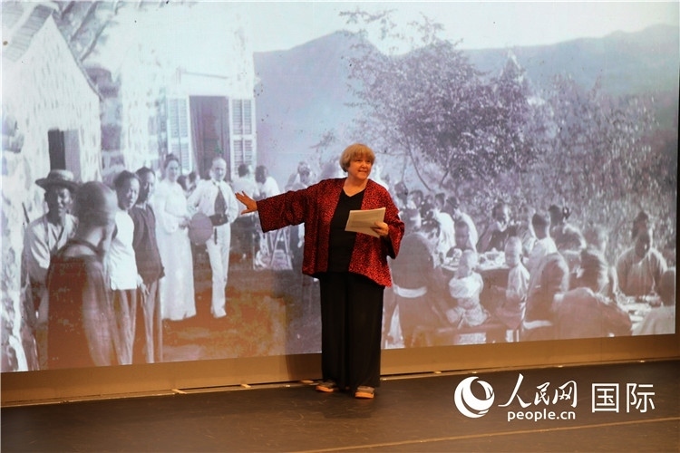 2、美國(guó)“鼓嶺之友”代表穆言靈講述友好故事。 人民網(wǎng)記者 李志偉攝