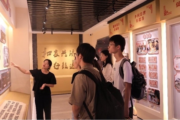 中央民族大學(xué)與中國(guó)人民大學(xué)聯(lián)合開(kāi)展“大國(guó)邊疆”實(shí)踐調(diào)研活動(dòng)。校方供圖