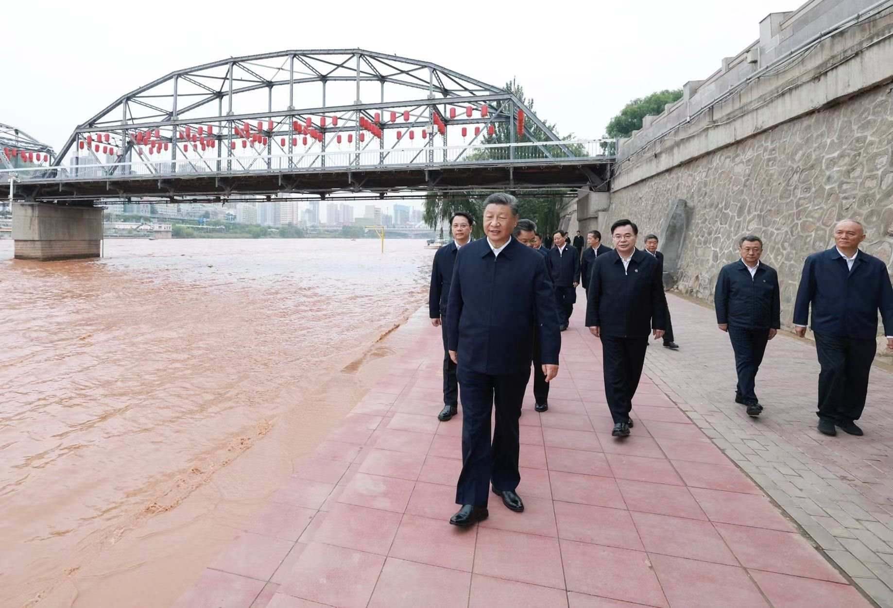 △9月11日下午，甘肅蘭州市黃河蘭州中山橋段，習(xí)近平總書記了解當(dāng)?shù)赝苿?dòng)黃河流域生態(tài)保護(hù)等情況。