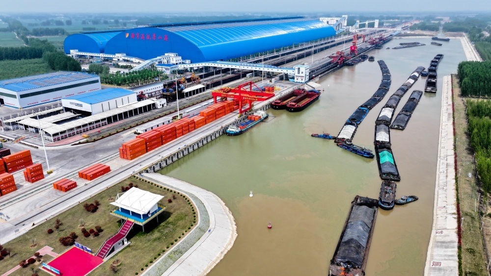 2024年4月24日，船舶行駛在山東濟寧港航梁山港航道上（無人機照片）。近年來，山東省加快構(gòu)建沿黃陸海大通道，有效促進黃河流域各省區(qū)物流降本增效，實現(xiàn)更高水平對外開放。
