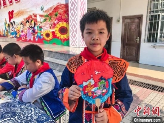 翠竹小學(xué)學(xué)生展示自己繪制的團(tuán)扇作品。蔣豐慧 攝
