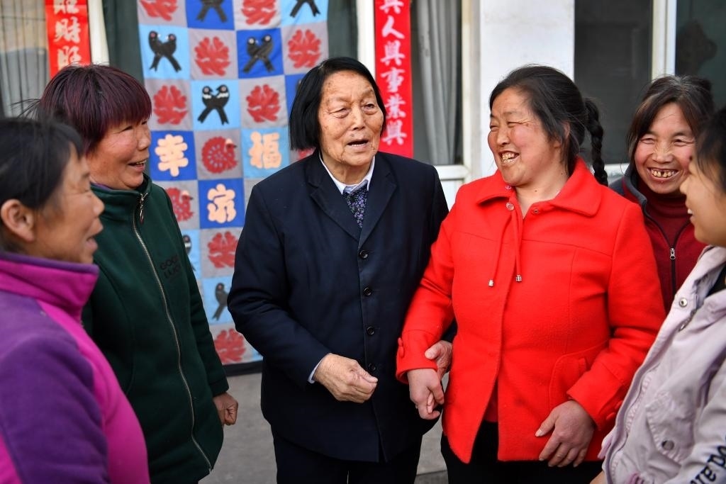 2019年3月23日，申紀(jì)蘭（左三）在山西省平順縣西溝村與村民分享全國兩會(huì)精神。新華社記者 曹陽 攝