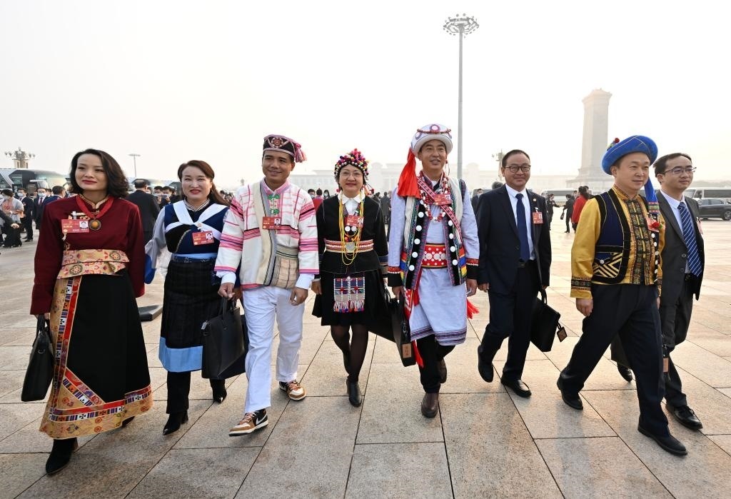 2023年3月5日，第十四屆全國人民代表大會(huì)第一次會(huì)議在北京人民大會(huì)堂開幕。這是全國人大代表走向會(huì)場。新華社記者 陳益宸 攝