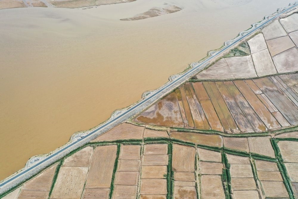 2024年5月26日在內(nèi)蒙古巴彥淖爾市臨河區(qū)拍攝的黃河（無人機照片）。巴彥淖爾市位于黃河“幾字彎”北端，擁有富饒的河套灌區(qū)，引黃灌溉面積達1000多萬畝。近年來，在引黃灌溉工程支撐下，河套灌區(qū)年均糧食總產(chǎn)量達60億斤以上。