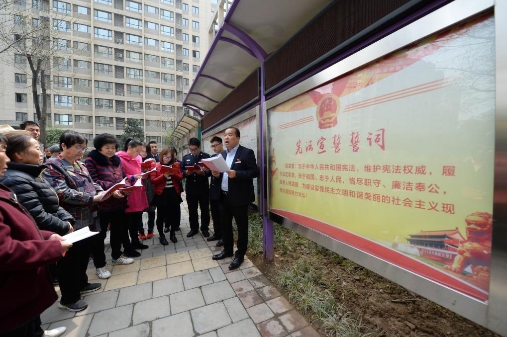 2018年3月20日，陜西寶倫律師事務(wù)所專職律師白銀濤（右一）在西安華遠(yuǎn)君城社區(qū)宣傳憲法知識。新華社記者 李一博 攝