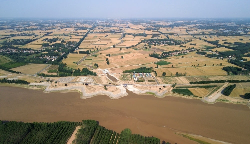 2024年6月19日，位于黃河高青段的馬扎子引黃閘開閘引水（無人機照片）。5月1日至6月18日，山東省累計啟用引黃閘63座，引黃河水量10.06億立方米，保障農(nóng)業(yè)灌溉需求。