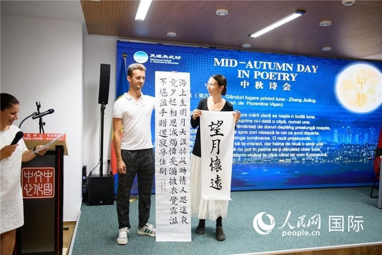 現(xiàn)場的羅馬尼亞書法愛好者書寫并展示作品。傅永山攝