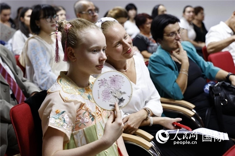 現(xiàn)在嘉賓觀看表演。傅永山攝