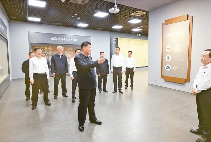 2024年9月10日，中共中央總書記、國家主席、中央軍委主席習(xí)近平在前往甘肅考察途中，來到陜西省寶雞市參觀寶雞青銅器博物院。 新華社記者 王曄/攝