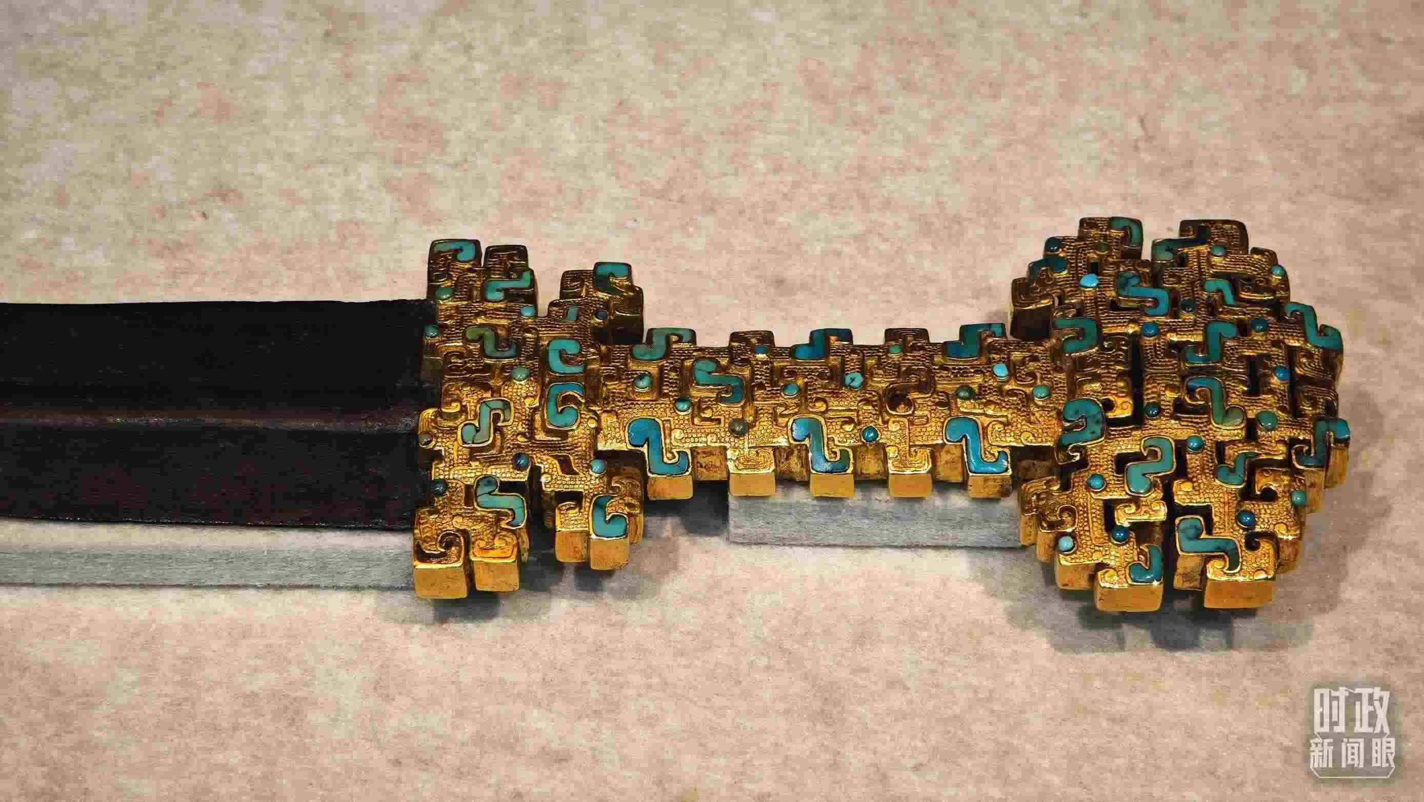 △這是1992年寶雞市益門二號墓出土的金柄鐵劍，劍柄嵌有綠松石。（總臺央視記者彭漢明拍攝）