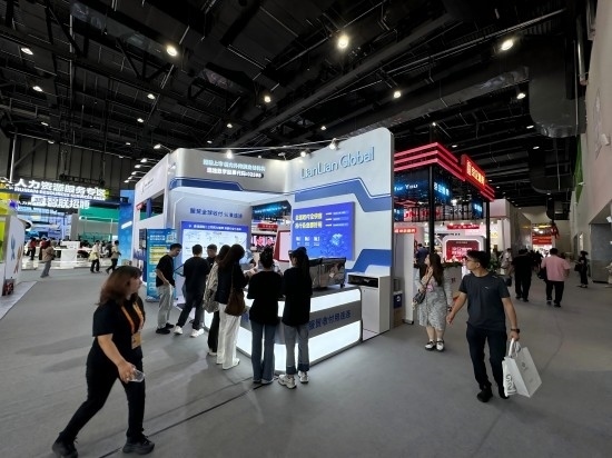 觀眾在展區(qū)了解相關(guān)金融服務。人民網(wǎng)記者 黃盛攝