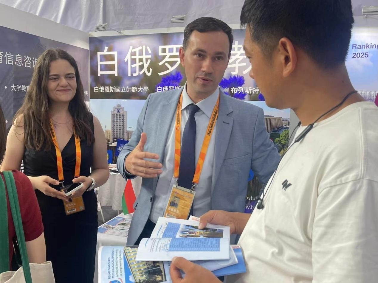 觀眾在展臺咨詢。人民網(wǎng)記者 何旭攝