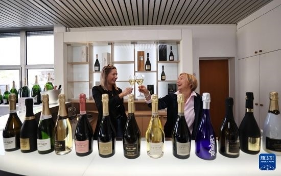 9月13日，在法國蘭斯附近的希尼萊羅斯，人們在佳醍亞總部享用香檳酒。新華社記者 高靜 攝