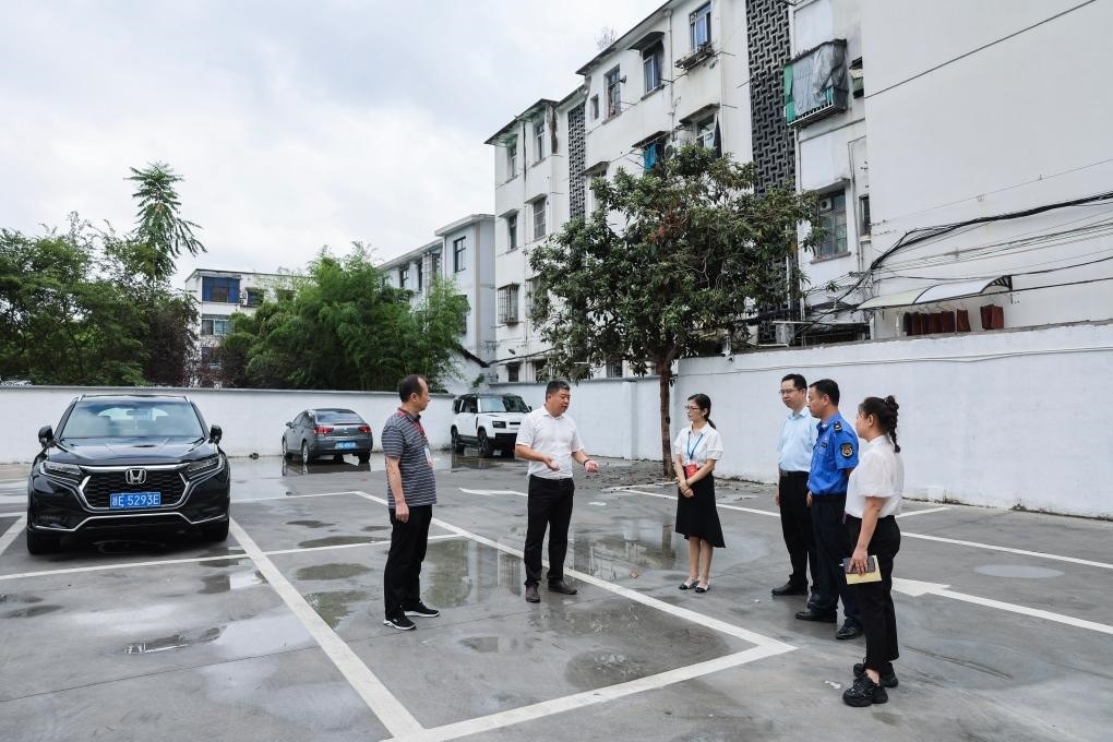 2024年9月11日，在浙江省湖州市，湖州吳興區(qū)人大代表、人大飛英街道工委代表及塔下街社區(qū)代表前往已改建的一處停車場(chǎng)進(jìn)行實(shí)地調(diào)研，監(jiān)督該改建項(xiàng)目的完成情況。新華社記者 徐昱 攝