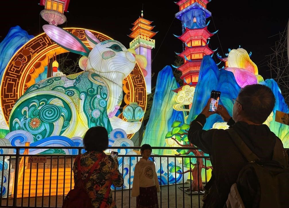 市民游客在2024年北京中秋國慶彩燈游園會欣賞彩燈。新華社記者楊淑君 攝