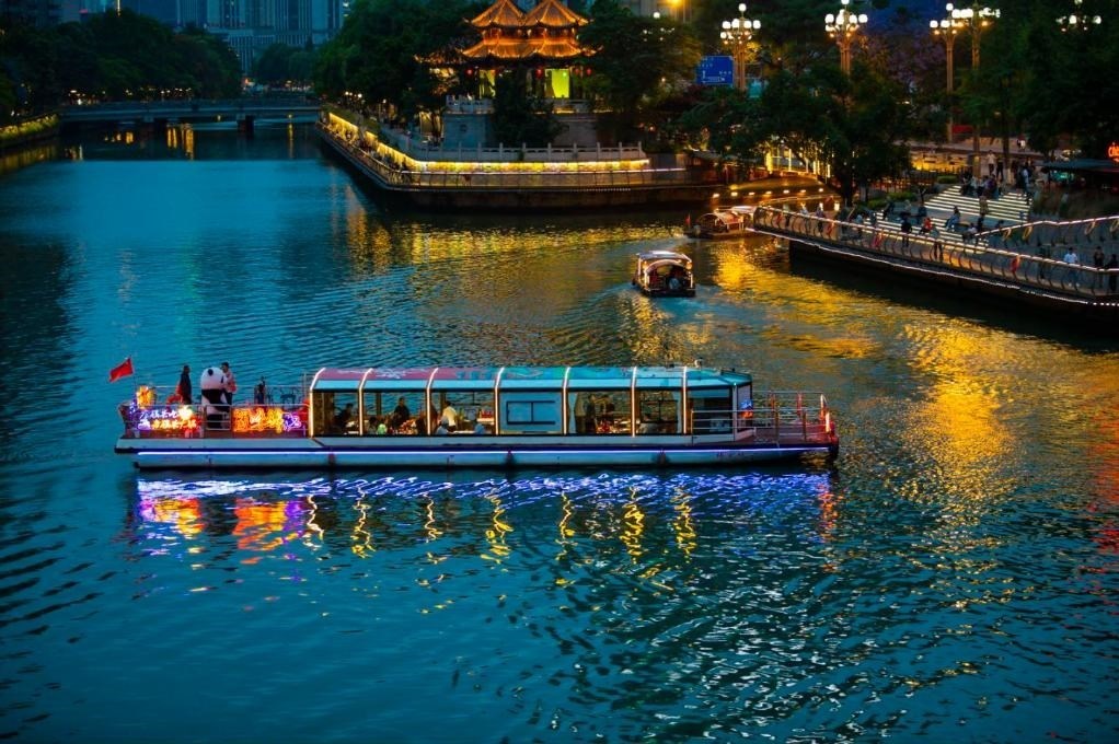 成都“夜游錦江”火鍋船。（唐斌治 攝）