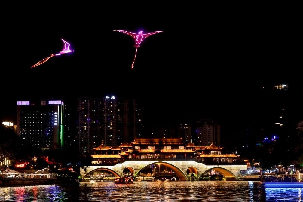 成都“夜游錦江”低空飛行裝置與游船伴飛。（唐斌治 攝）