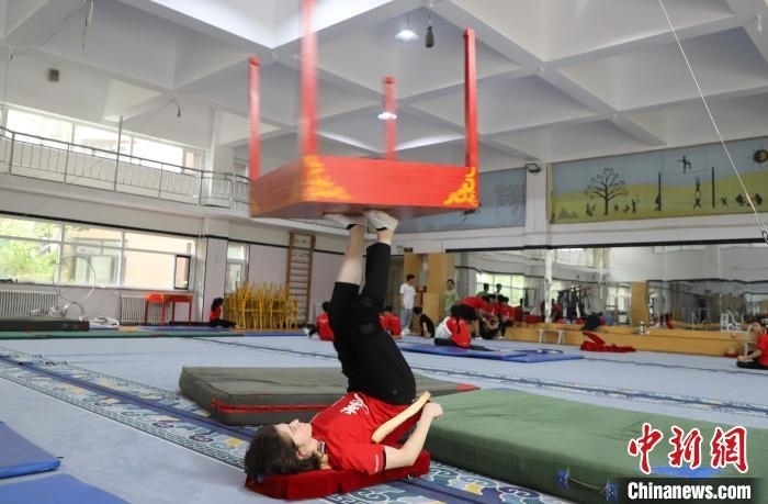 9月13日，美國雜技學(xué)員杰克正在中國“雜技之鄉(xiāng)”吳橋練習(xí)“蹬技”。 馬天龍 攝