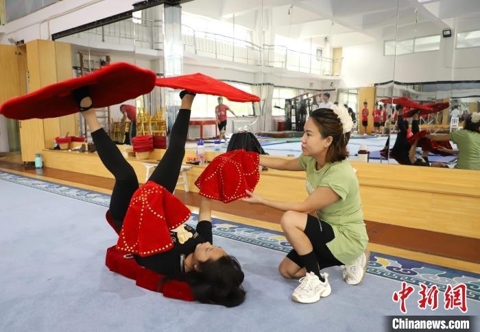 9月13日，來自老撾的紅姆(右)指導(dǎo)學(xué)員雜技動作。 馬天龍 攝