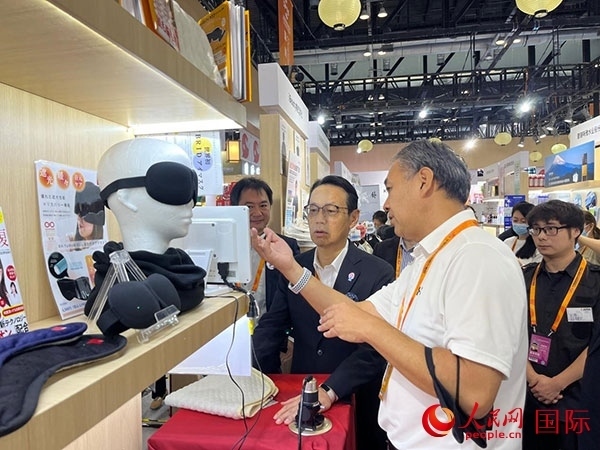 日本駐華大使金杉憲治（左二）參觀2024年服貿(mào)會(huì)日本館。人民網(wǎng)記者 盛楚宜攝